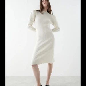 Gina tricot vit stickad klänning  - Vit stickad klänning, använd 1 gång! Slutsåld och så gott som ny ! Lik adoore klänning