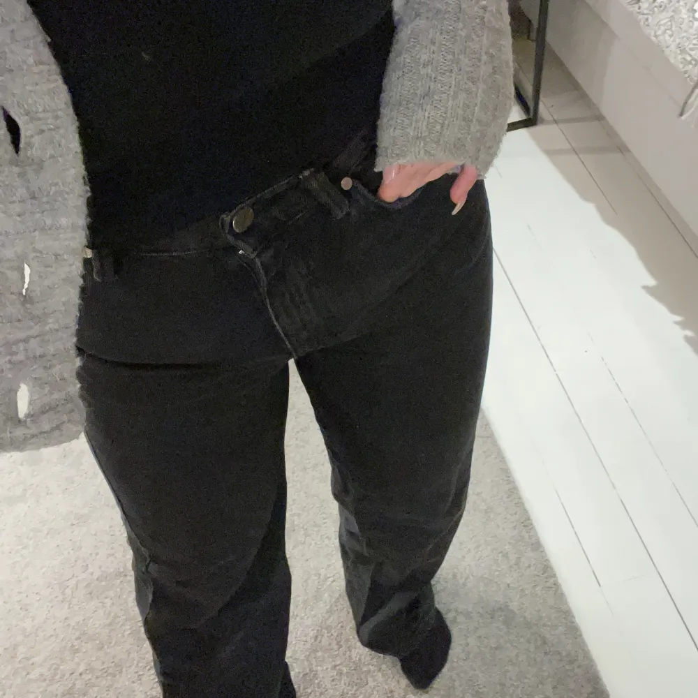 Jätte snygga jeans från stradivarius! Storlek 38, aldrig använda💗. Jeans & Byxor.