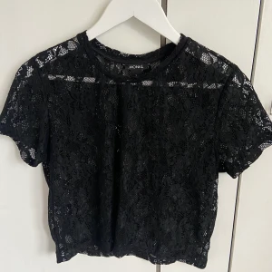 Svart spetstopp - Svart spetstopp från Monki, i väldigt bra skick. Köpare står för frakt☺️