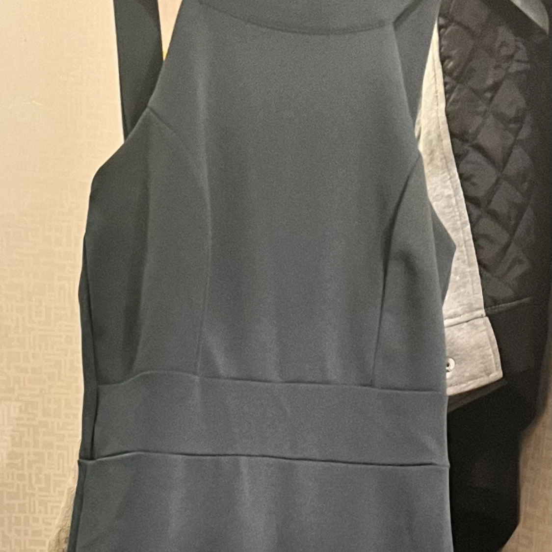 En fint enkelt festklänning lång 