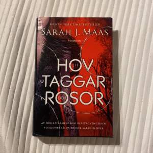 Säljer första boken i ACOTAR serien ett hov av taggar och rosor på svenska av Sarah J Maas. Väldigt bra skick. Skriv för frågor 😊