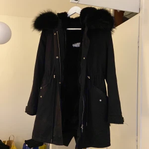 Vinterjacka  - Jackan är i fint skick men dragkedjan är trasig. Storlek XS. Jackan har päls inuti. Nypris 3699kr mitt pris 750