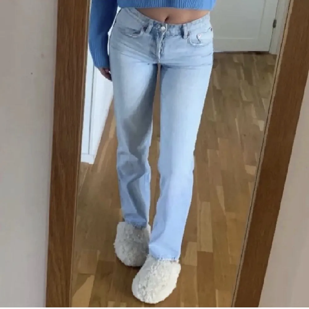 Säljer dessa superfina jeansen från zara🫶🏻 men tyvärr va dem förstora för mig där av att jag säljer dem ❤️🥲 men dem är super fina . Jeans & Byxor.