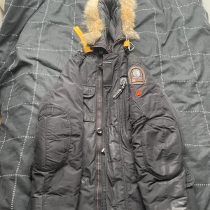 Parajumpers dunjacka/vinter jacka  - Tja jag säljer min jacka nu där jag känner att den inte passar min stil och den kommer inte till användning och det finns några flaws så pris kan diskuteras vet bara inte vad den kan vara värd,  storleken är M