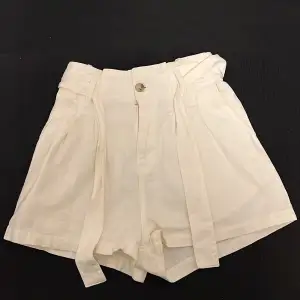 Säljer dessa söta shorts🤍🫶🏻 de har fickor där fram och ”fake fickor” bak 🥰 nästan helt oanvända så i jättefint skick  Hör av dig i dm om du är intresserad  Skriv privat för fler bilder!