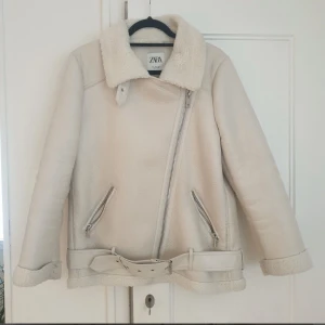 Zara jacka - jätte fin zara jacka!!  storlek L,  jackan har viss missfärgning från väskor och jeans, annars i fint skick, Men syns ej då det är innanför jackan! (Bild 3)