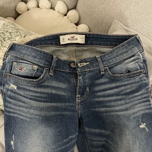 Low waisted jeans - Köpte dessa på plick men gillade inte hur dom satt på mig,men dem passar bra på mig i längden som är 163. ( bootcut)  Fråga om egna bilder t.ex hur dom sitter på ❤️