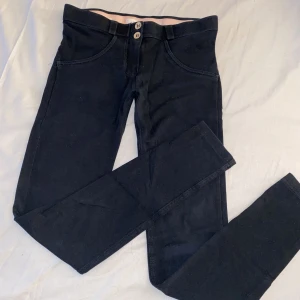 Freddy pants  - Svarta Freddy pants. Använt dom 3 gånger så dom är nyskick. Jätte sköna och super fina på men för små nu. 