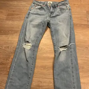 jeans som är slim i använt skick
