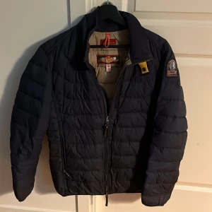 Parajumper Super Lightweight - Super Lightweight Parajumper.  Storlek M.  Meetup eller så står du som köpare för frakt. 