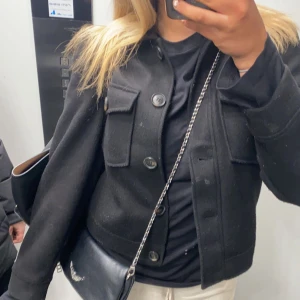 kort kappa  - Säljer denna jacka från vero moda i storlek M!!💕 Köpt i våras för 400kr, säljer för 200+frakt!💝💝