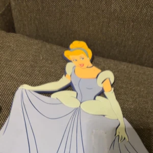  Prinsessor  vägg dekoration  - Man fäster de m dubbelhäftande tejp! De är 30cm till 31,5cm  Väldigt fina men den blåa e lite skadad men det syns inte när man hänger upp de !  Tillverkade av tjockt gummi