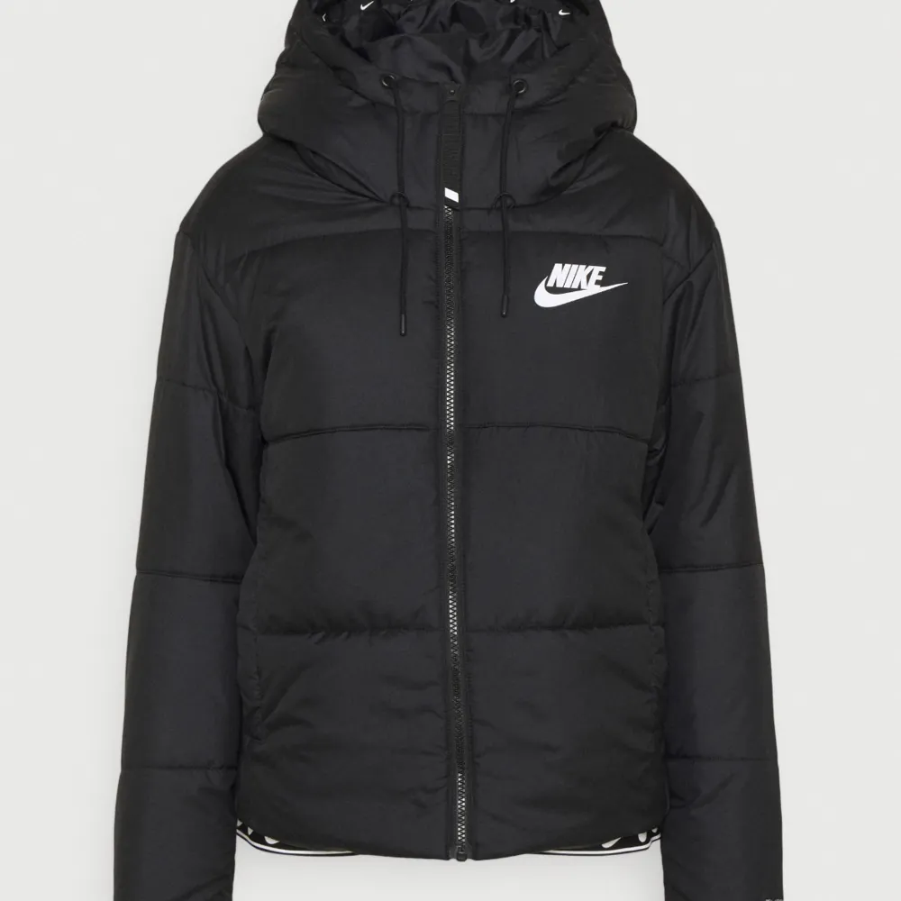 nike jacka, bra skick, inget trasigt, köpt förra vintern och använde lite då.  är jätte nöjd men den är lite stor på mig så vill därför sälja för denna anledning.  köparen står för frakt . Jackor.