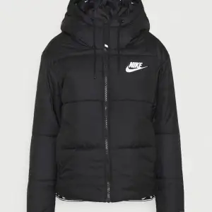 nike jacka, bra skick, inget trasigt, köpt förra vintern och använde lite då.  är jätte nöjd men den är lite stor på mig så vill därför sälja för denna anledning.  köparen står för frakt 