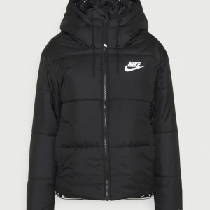 nike strl S - nike jacka, bra skick, inget trasigt, köpt förra vintern och använde lite då.  är jätte nöjd men den är lite stor på mig så vill därför sälja för denna anledning.  köparen står för frakt 