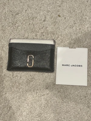Korthållare Marc Jacobs  - Säljer en superfin korthållare ifrån Marc Jacobs gjord av cow leather🖤 den är sparsamt använd och kommer med äkthetsintyg. Nypris: 1100🖤🤍