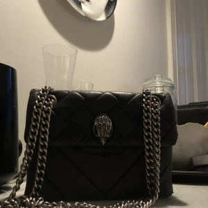 Kurt Geiger väska - säljer svart kurt geiger väska❤️den är använd vilket syns på kanterna så det finns några tecken på slitage, därav säljer jag för lägre pris❤️❤️säljer då jag inte får användning för den längre