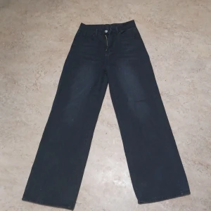 Shein byxor - Svarta högmidjade byxor, storlek 36,bra sick, andvända 3 gånger, säljer för att jag inte andvänder de längre. 