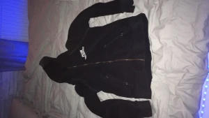 Peak performance zip Hoodie  - Säljer min svarta Peak performane zip Hoodie  Då jag knappt använder den, den är i bra skick,  Hör av er om ni vill ha fler bilder samt frågor 