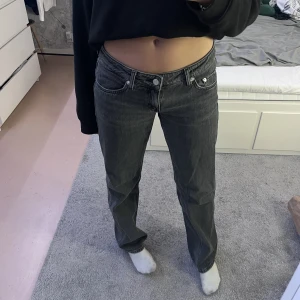Arrow Low Straight jeans  - Säljer mina Arrow low jeans i färgen ” Tar black” , knappt använda då jag har ett par precis likadana💕