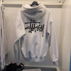 Stussy hoodie storlek M i färgen grå. Knappt använd säljer pga den inte passar. Köpare står för frakt (66kr) spårbart