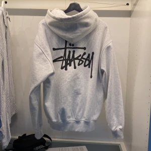 Stussy hoodie  - Stussy hoodie storlek M i färgen grå. Knappt använd säljer pga den inte passar. Köpare står för frakt (66kr) spårbart