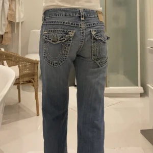True religion jeans - Skitsnygga true religion jeans, långa på mig som är 171cm! Saknas dock en knapp samt ett litet hål i rumpan (se bild tre) men inget som syns när man har på sig dom, spårbar frakt 66kr💕💕