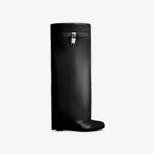Knee high boots - Nu säljer jag dessa helt nya Givenchy inspirerade bootsen i storlek 38. De är är beställa från Ego och har aldrig använts förutom när de provades. Jättesnygga och coola nu till jul och nyår, men även till vardags. Skorna köptes för 60£