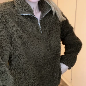 Tröja  - Fluffig och varm tjocktröja. Super fin mörkgrön färg i storlek xs, men relativt stor i storlek 