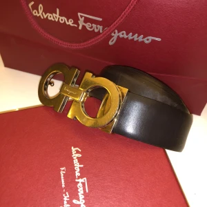 Salvatore Ferragamo Bälte - Påse, Låda osv finns och tillkommer såklart!  Guldig buckle med karamel färgade kanter     Vid intresse kom PM, endast seriösa!    Pris kan diskuteras