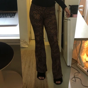 Lepopard bootcut tights - Jätte sköna leopard tights, ganska tunnt material, har dock ett hål längst ner som ni kan se på sista bilden men d synns knappt