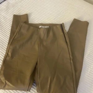 Skinnbyxor - Beiga/bruna skinnbyxor. Något mer bruna än på bilden. Skriv för mer bilder! Stolek 36