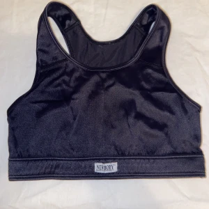 New body  - En sporttopp som har används väl som jag vill sälja nu till någon som behöver en sporttopp för ett billigt pris. Den är i storlek M/80. Man står för frakten själv och pris kan vi diskutera för frakten 🥰