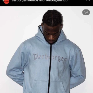 Verborgen Full zip hoodie blue  - Slutsåld Verborgen zip hoodie. Storlek S men passar M och L. Använd en gång och är i nyskick. 