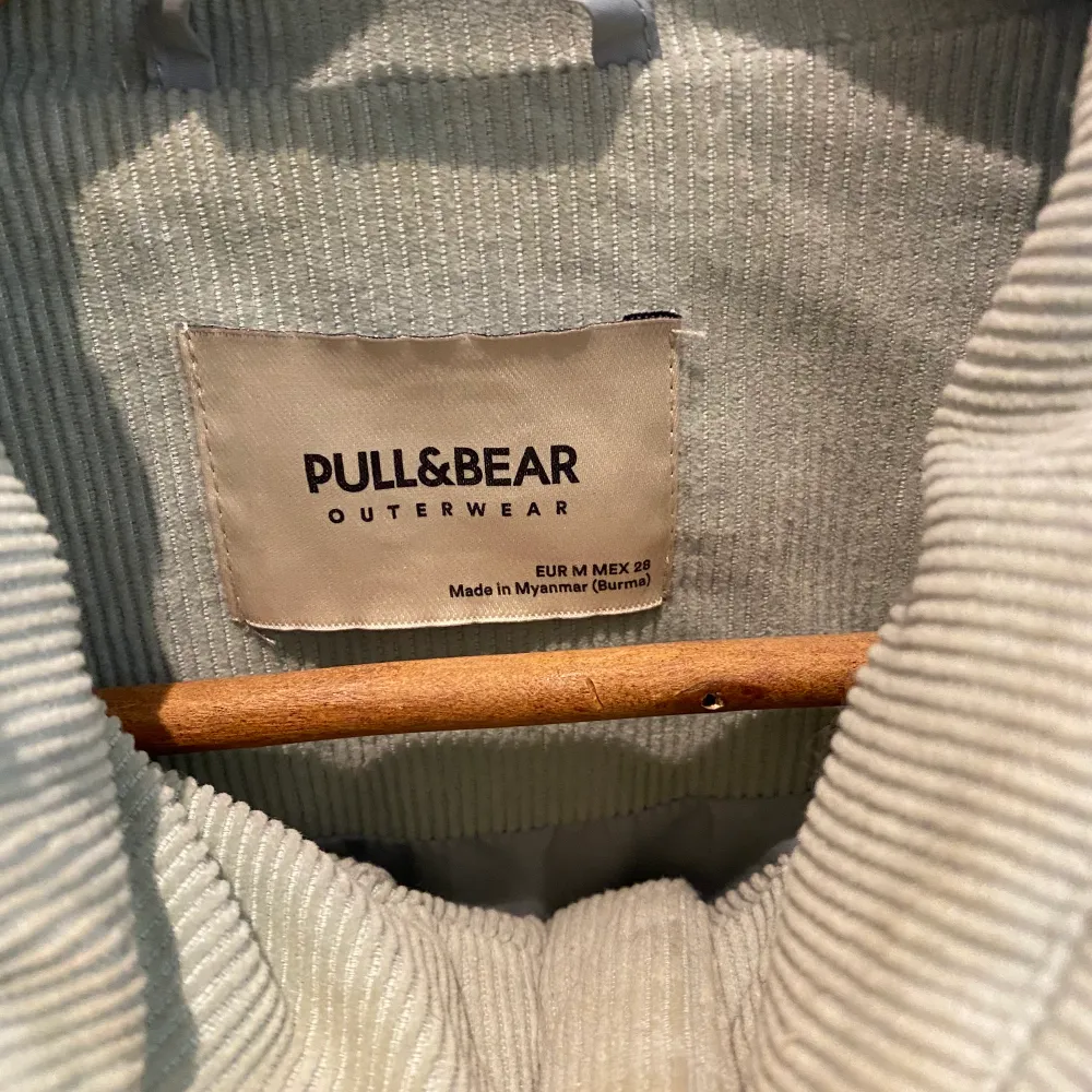 Najs fodrad jacka från pull&bear, i fin mintgrön färg! Lite fläckar kring kragen men inget som går att ta bort. (Liten för att vara M) . Jackor.