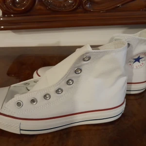 Converse  - Nya oanvända converse  Inga skosnörren medföljer