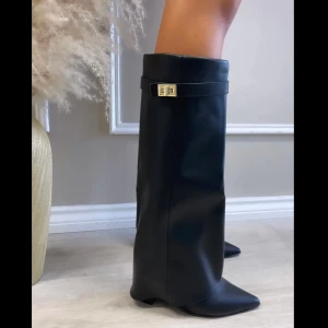 Stövlar - Säljer dessa oanvända stövlar i storlek 41 pågrund av att dom inte passade mig ❣️ skriv privat för fler frågor 🤗