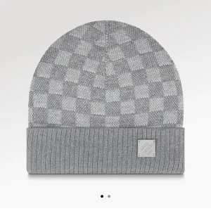 Louis vuitton mössa - Neo petit damier beanie i grå, köpte nån dag sen bara för att inse att den är gjord av ull ( är vegan och känns inte bra att använda) köpte för 3300kr, kvitto box och påse finns kvar