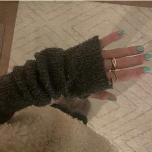 Hanledsvärmare  - Säljer dessa jätte sköna hanledsvärmare från zara i grå och beige 79 kr st❤️