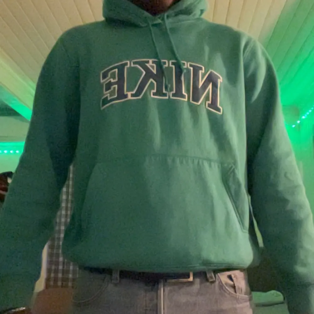 En grön nike vintage hoodie köptes nyligen på en vintage butik  Endast prövad ni kan få fler bilder om ni frågar. Kom via dm för fler frågor :). Hoodies.