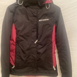 Skidjacka Everest  - Skidjacka, Everest storlek 34, men passar även en storlek 36 och 38 dvs small/xsmall. Sparsamt använd. Bra skick. Varm. 