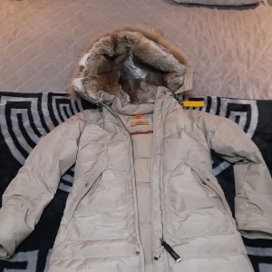 Parajumper longwear äkta - Hej jag säljer min jacka på grund av den är smal för mig. 