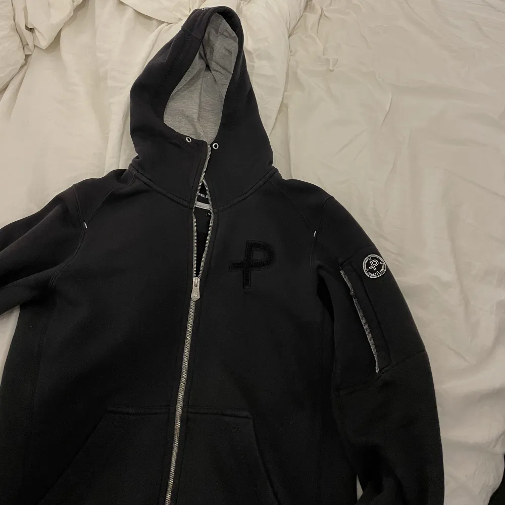 Pelle P hoodie i strl medium, kanske tom large med lite vilja. Dragkedjan är lite dålig men absolut inte värsta. Hoodies.