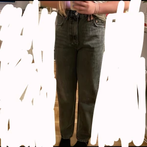 gråa jeans zara - säljer dessa super snygga gråa jeans från zara då de aldrig har kommit till användning. köpt i slutet av september och är i super fint skick. de är i stl 36 och passar mig som är 163/164. köpt för 499. skriv privat för fler bilder eller intresse 💕💕💕💕