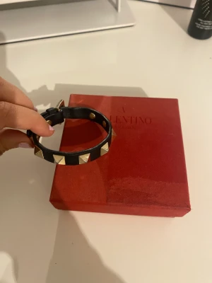 Valentino armband  - Intressekoll på om någon vill byta sitt valentino armband med mig, (annan färg). Byter bara mot annan färg (går ej att köpa!)🥰