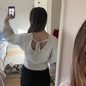 Virkad tröja med öppen rygg - Jättefin tröja av bra kvalitet!! Kan man anpassa själv hur öppen man vill ha den i ryggen med hjälp av knytena. Passar även S :)