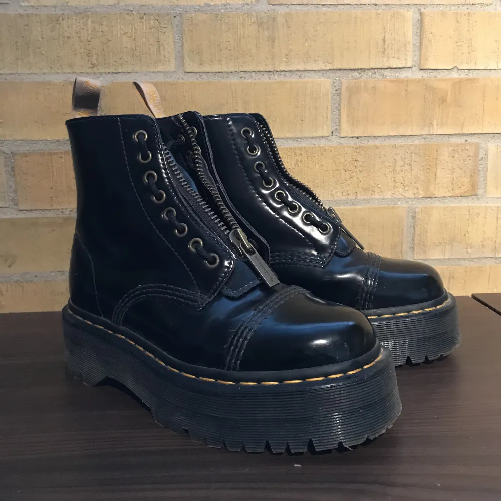 DR. MARTENS ankel stövlar platt häl vegan i jättebra skick! Bara använt ett fåtal gånger. Nypris 2500 sek. . Skor.