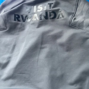 Psg tröja  - Säljer min psg tröja. Som ny köpt från Nike storlek M men passar som xs sitter tajt. Säljer pågrund av ingen användning original prins 1079 men säljer för 830kr)pris kan diskuteras 