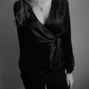 Silkesblus - Denna topp kommer att kunna köpas på Utvalt UFs släpp den 27 November, på vår hemsida. Följ oss på Ig: Utvaltuf 💖💕