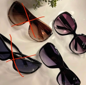 4st solgalsögon  - 4st solglasögon. Typ oanvända. 30kr styck eller kom med bud. Köparen står för frakten🌸 ❗️De som är överstrukna är sålda❗️